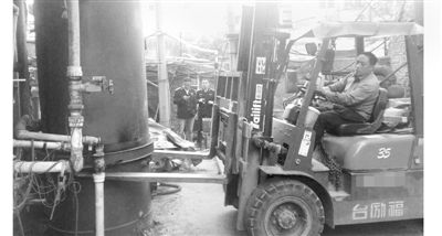 拆除“水上人间”洗浴中心大型燃煤多宝(中国)官方及附属设施